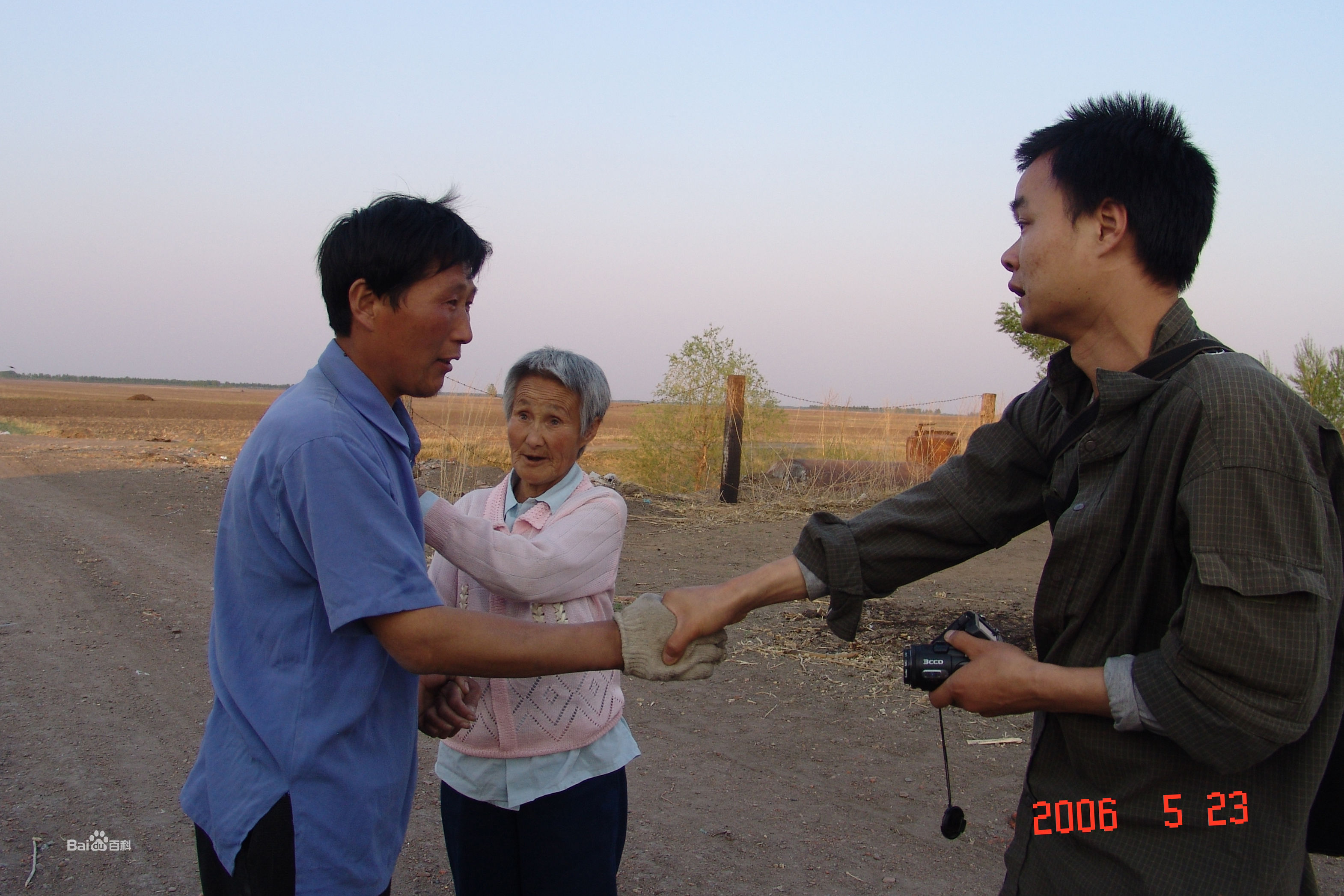 张仁杰(renjiezhang)帮助流浪奶奶寻家的前后照片。前后照片