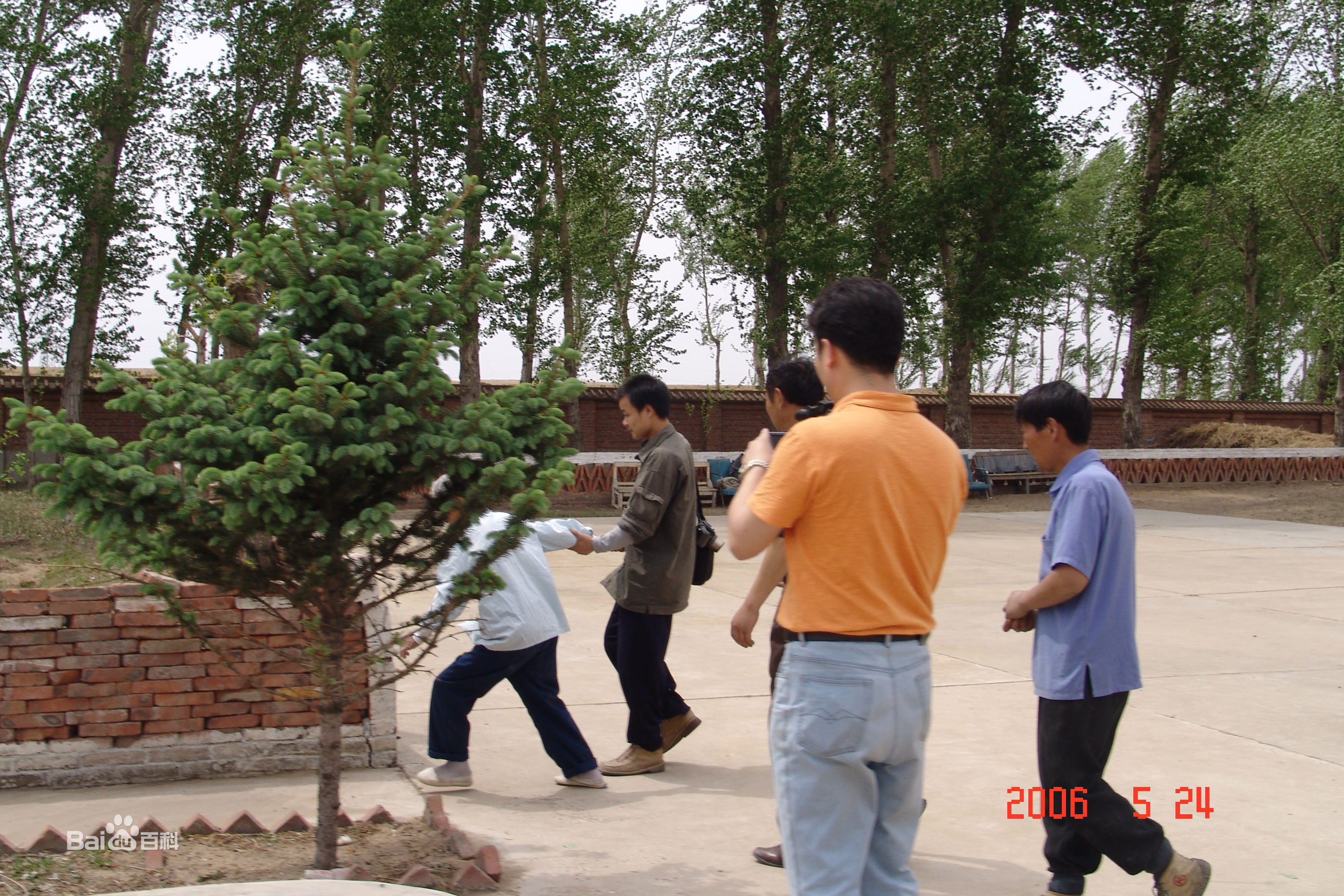 张仁杰(renjiezhang)帮助流浪奶奶寻家的前后照片。前后照片