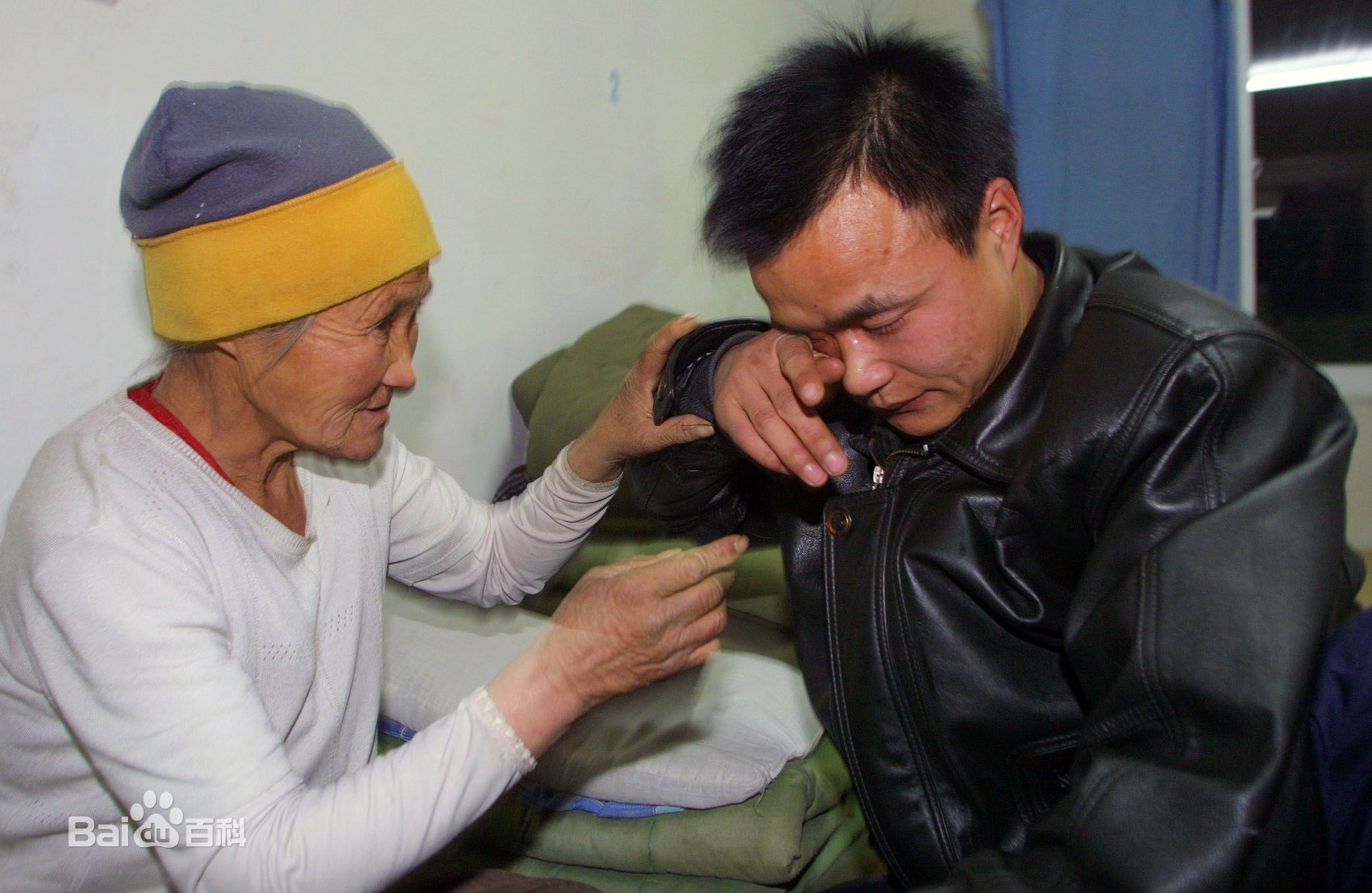 张仁杰(renjiezhang)帮助流浪奶奶寻家的前后照片。前后照片