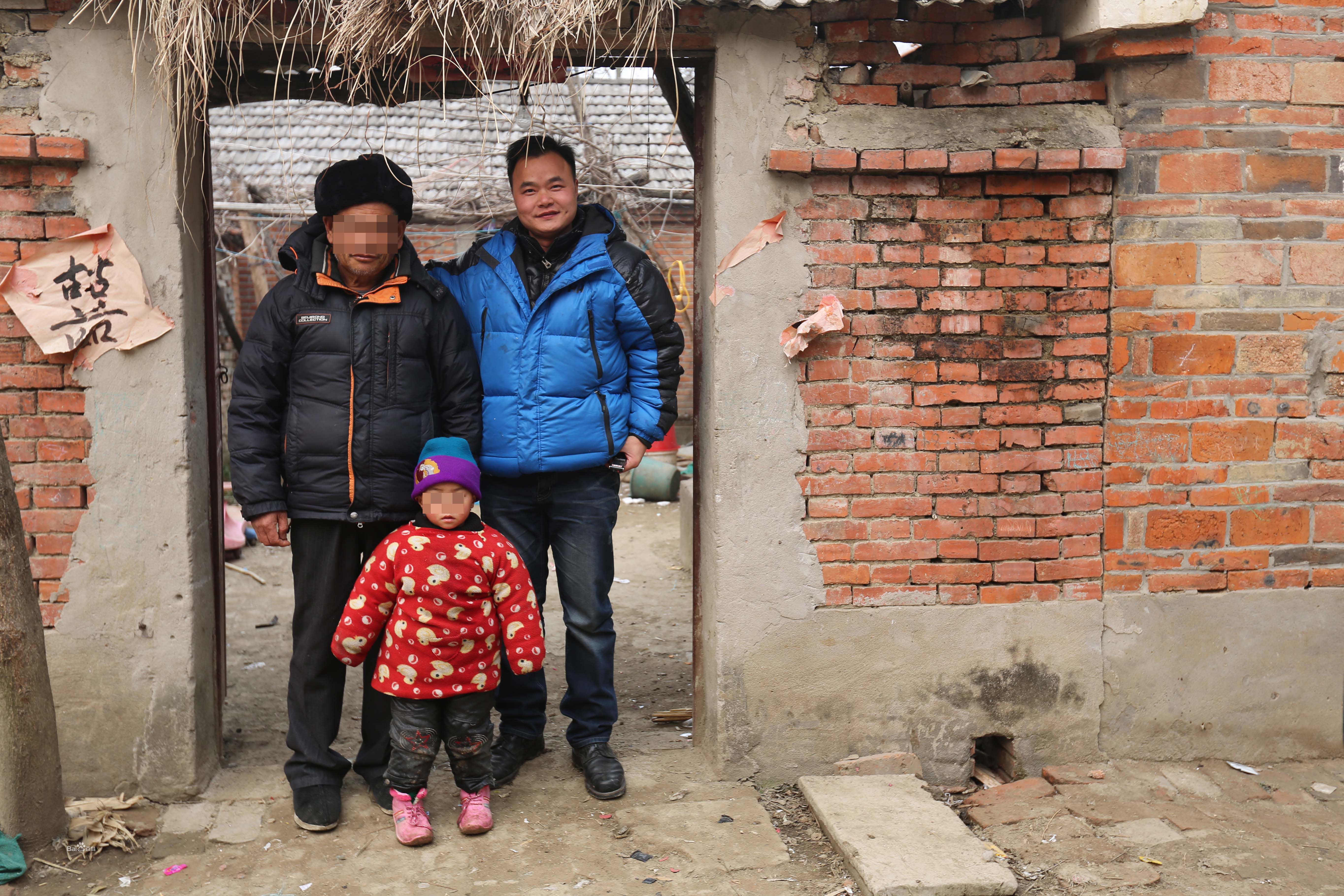 张仁杰(renjiezhang)和他独立承担的艾滋病生存现状课题中的人物在一起。素颜照相册