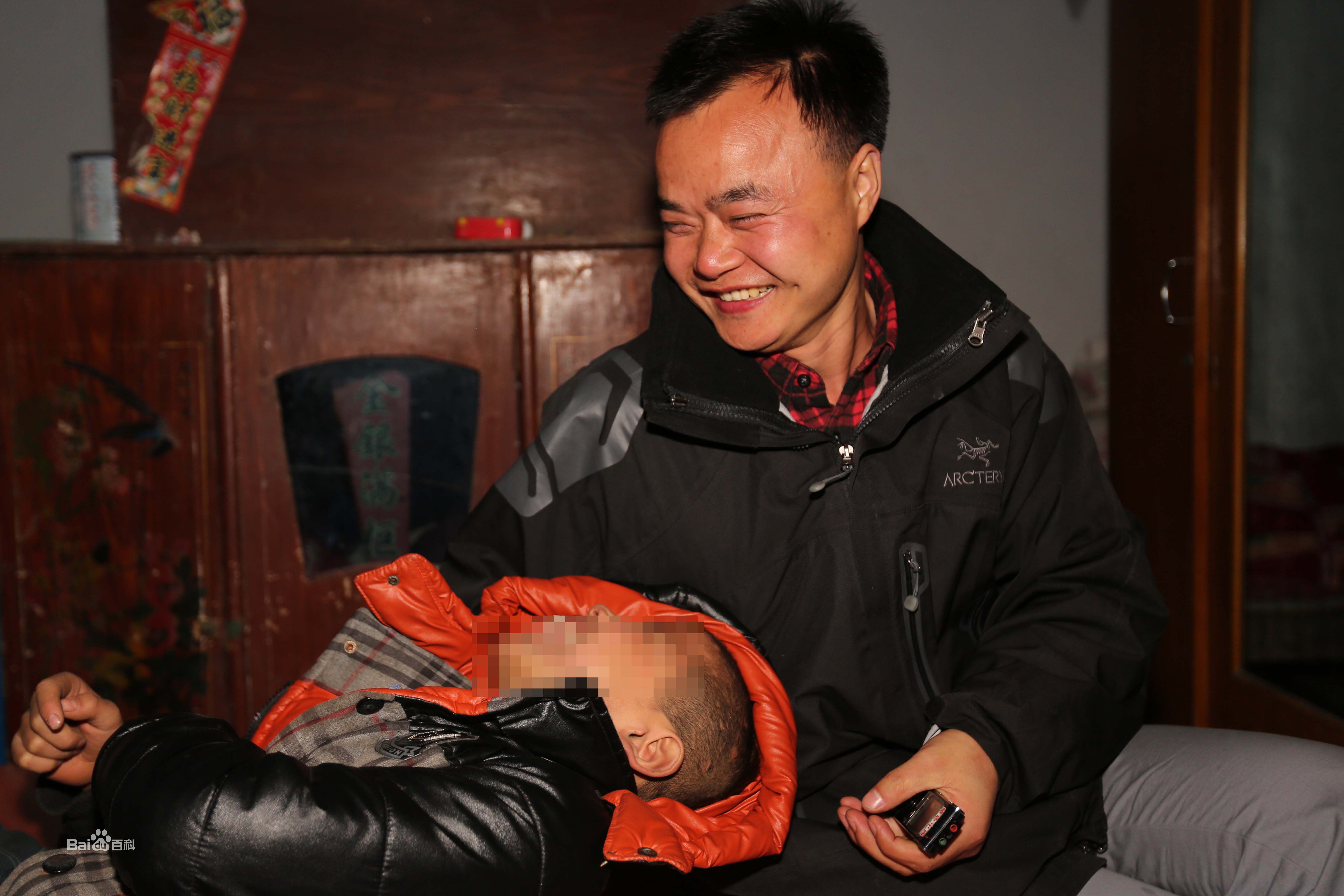 张仁杰(renjiezhang)和他独立承担的艾滋病生存现状课题中的人物在一起。素颜照相册