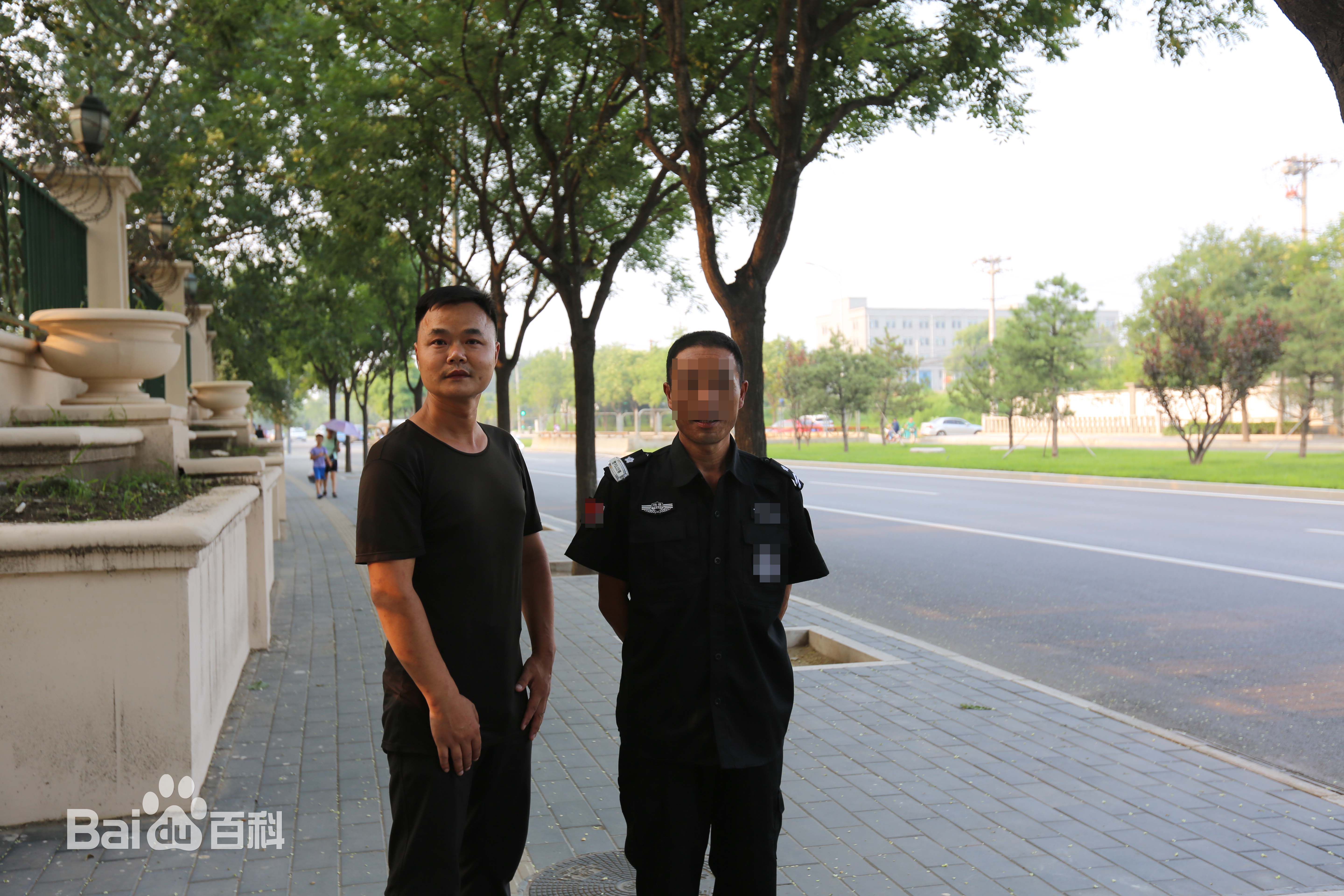 张仁杰(renjiezhang)和他独立承担的艾滋病生存现状课题中的人物在一起。素颜照相册