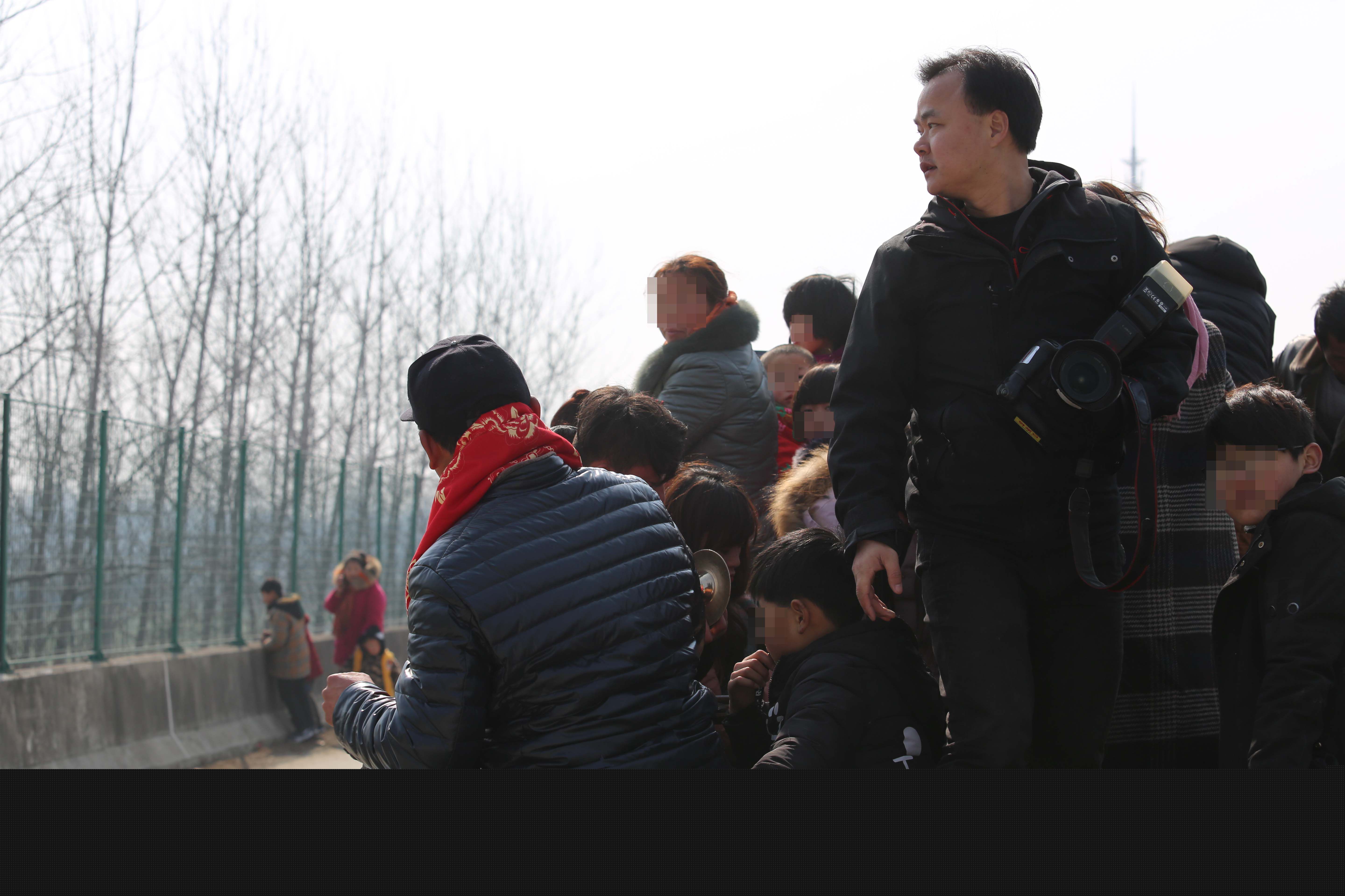 张仁杰(renjiezhang)和他独立承担的艾滋病生存现状课题中的人物在一起。素颜照相册