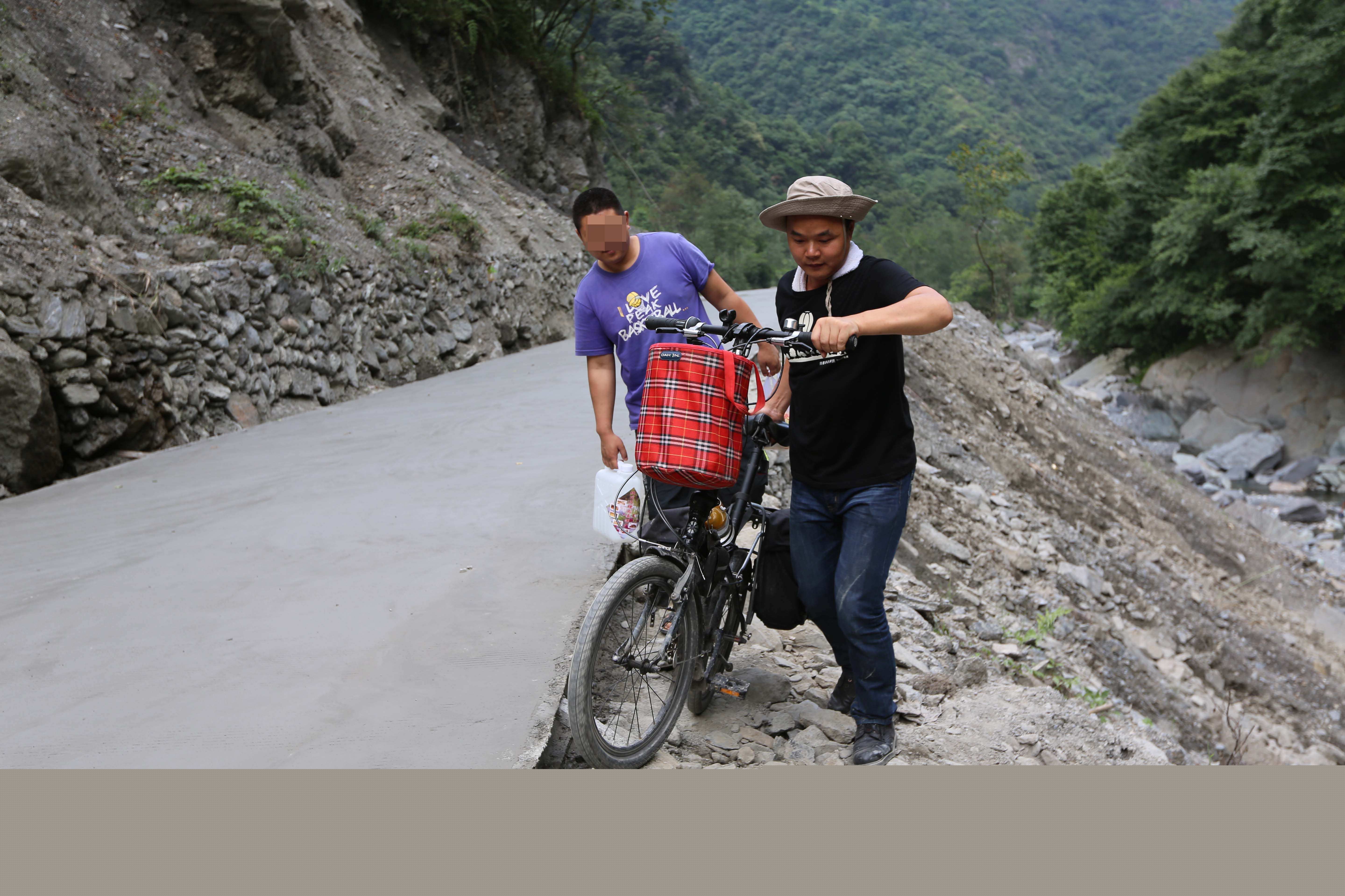 张仁杰(renjiezhang)独立承担课题的骑行在全国各地。前后照片