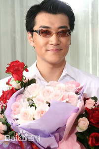 董彦麟在情景喜剧《造星公司》中的