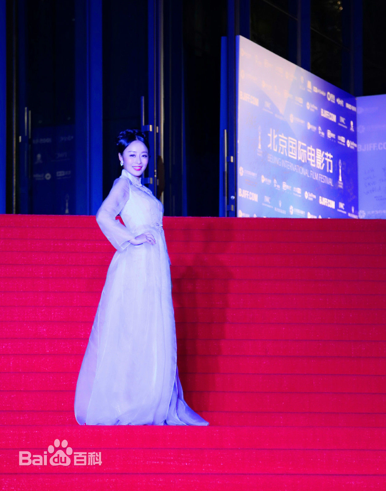 王乐乐出席活动前后照片