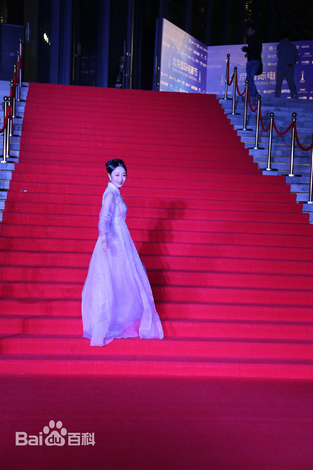 王乐乐出席活动前后照片