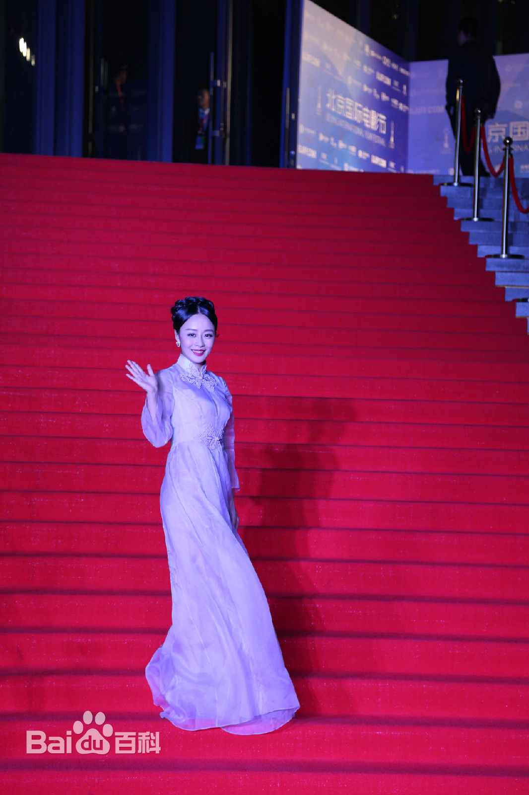 王乐乐出席活动前后照片