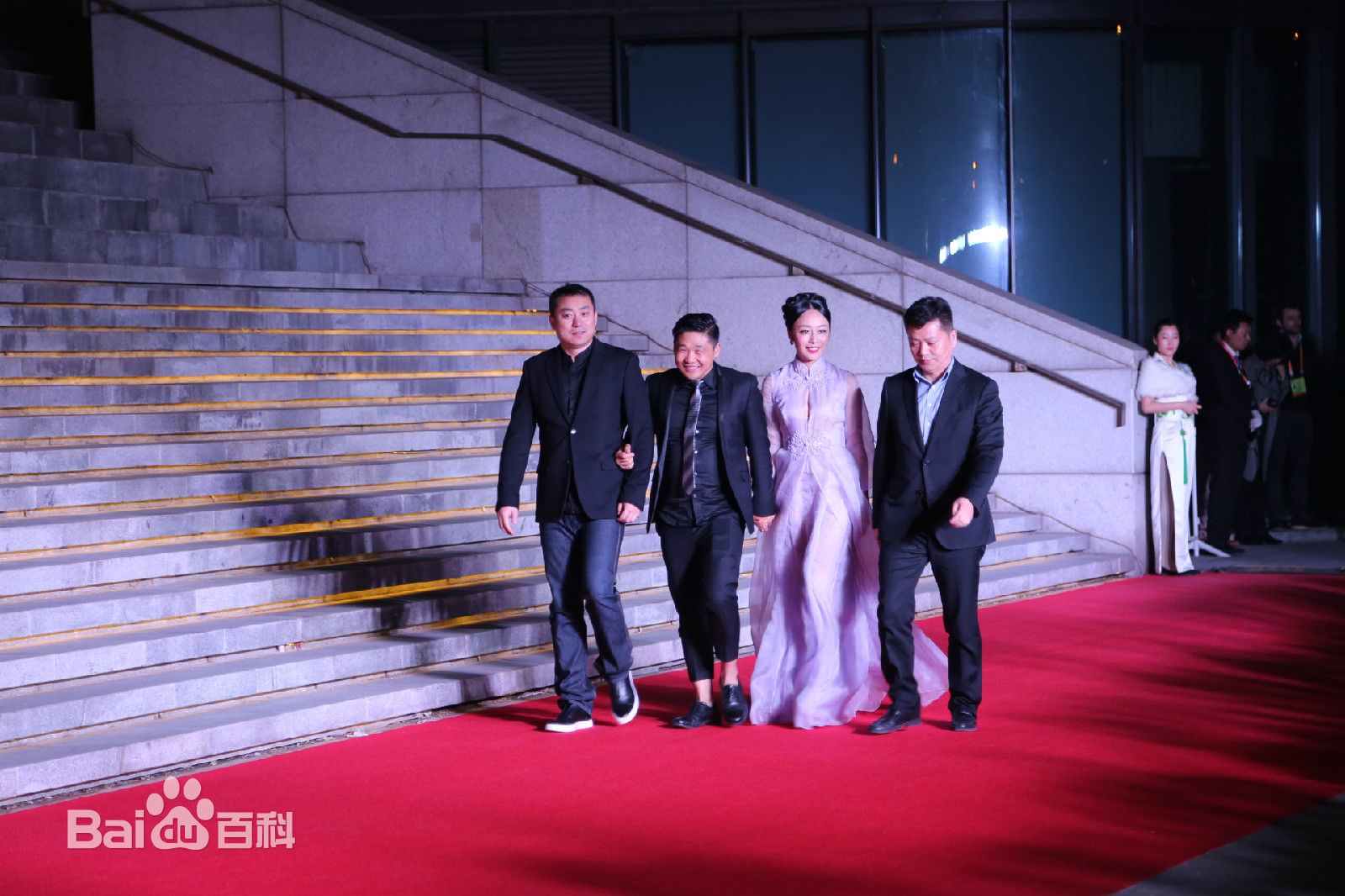 王乐乐出席活动前后照片