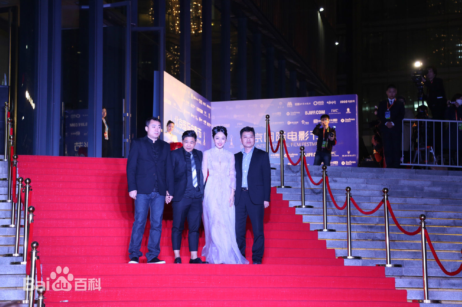 王乐乐出席活动前后照片