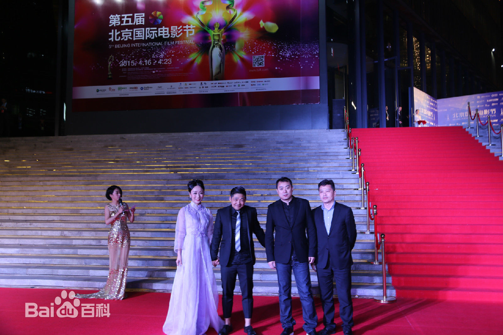 王乐乐出席活动前后照片