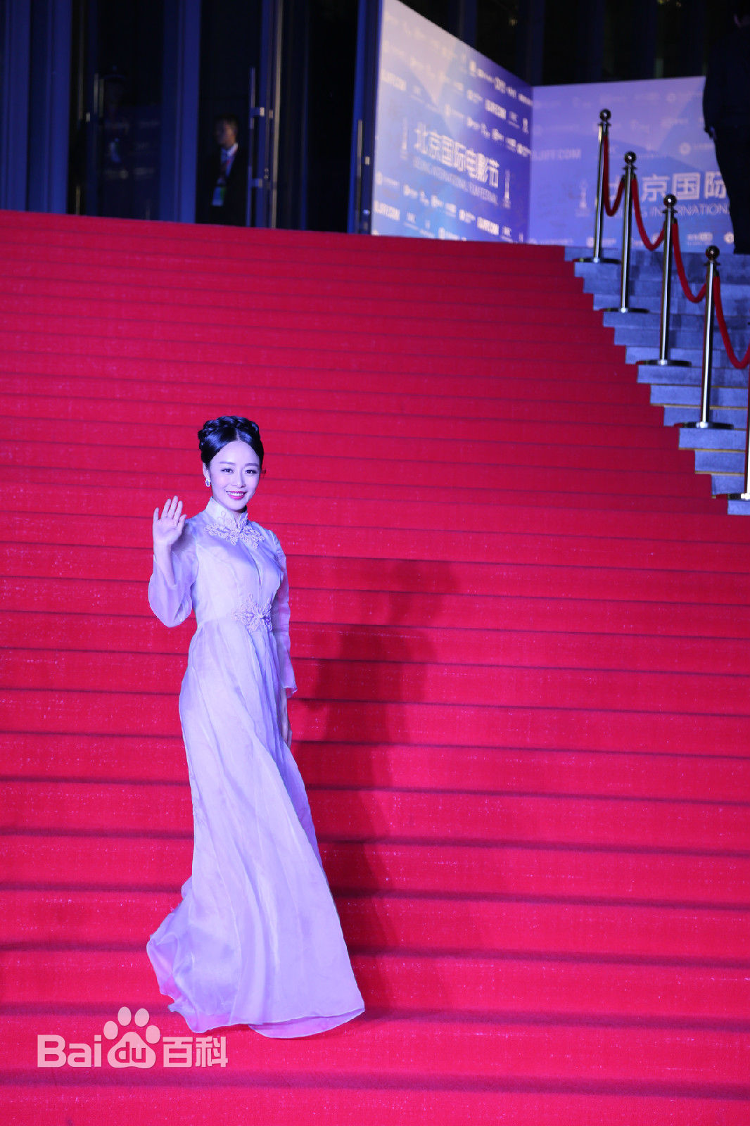 王乐乐出席活动前后照片