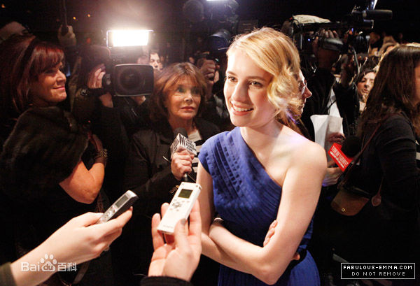 艾玛·罗伯茨(Emma Roberts)工作照前后照片