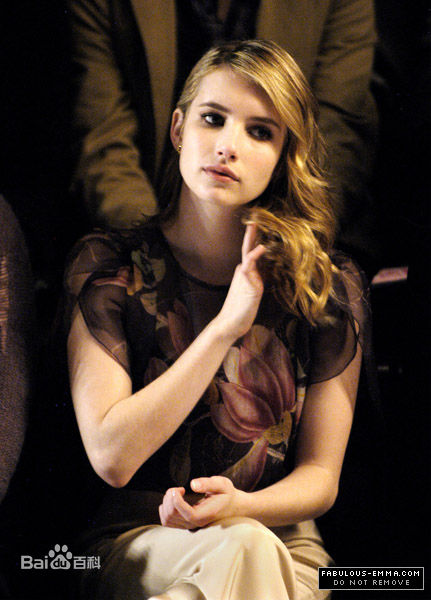 艾玛·罗伯茨(Emma Roberts)工作照前后照片