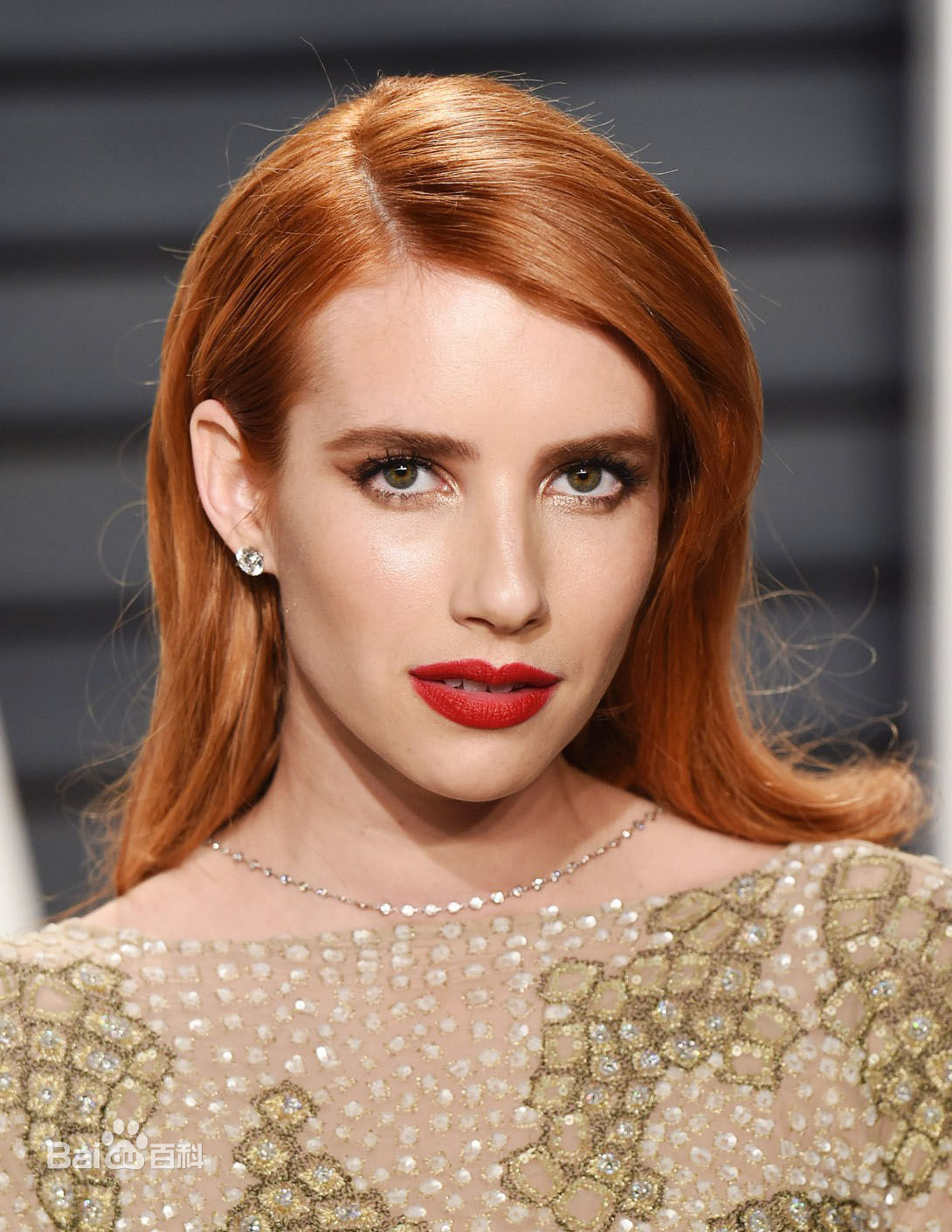 艾玛·罗伯茨(Emma Roberts)工作照前后照片