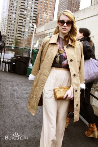 艾玛·罗伯茨(Emma Roberts)工作照前后照片