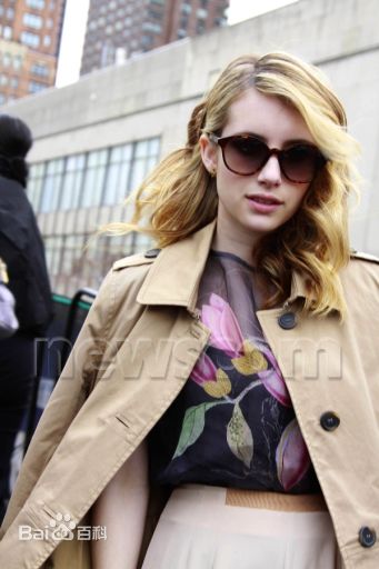 艾玛·罗伯茨(Emma Roberts)工作照前后照片