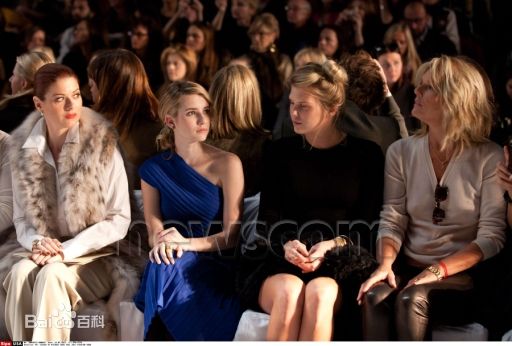 艾玛·罗伯茨(Emma Roberts)工作照前后照片