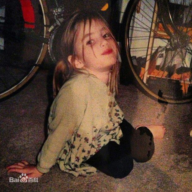 艾玛·罗伯茨(Emma Roberts)生活照图片图集