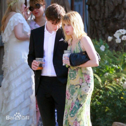 艾玛·罗伯茨(Emma Roberts)前后照片