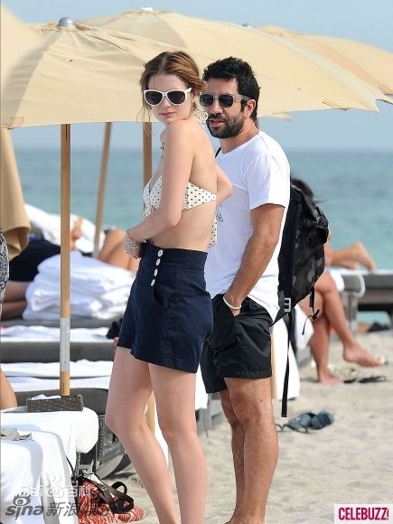 最新米莎-巴顿(Mischa Barton（Mischa Anne Marsden Barton）)米莎·巴顿精彩图册