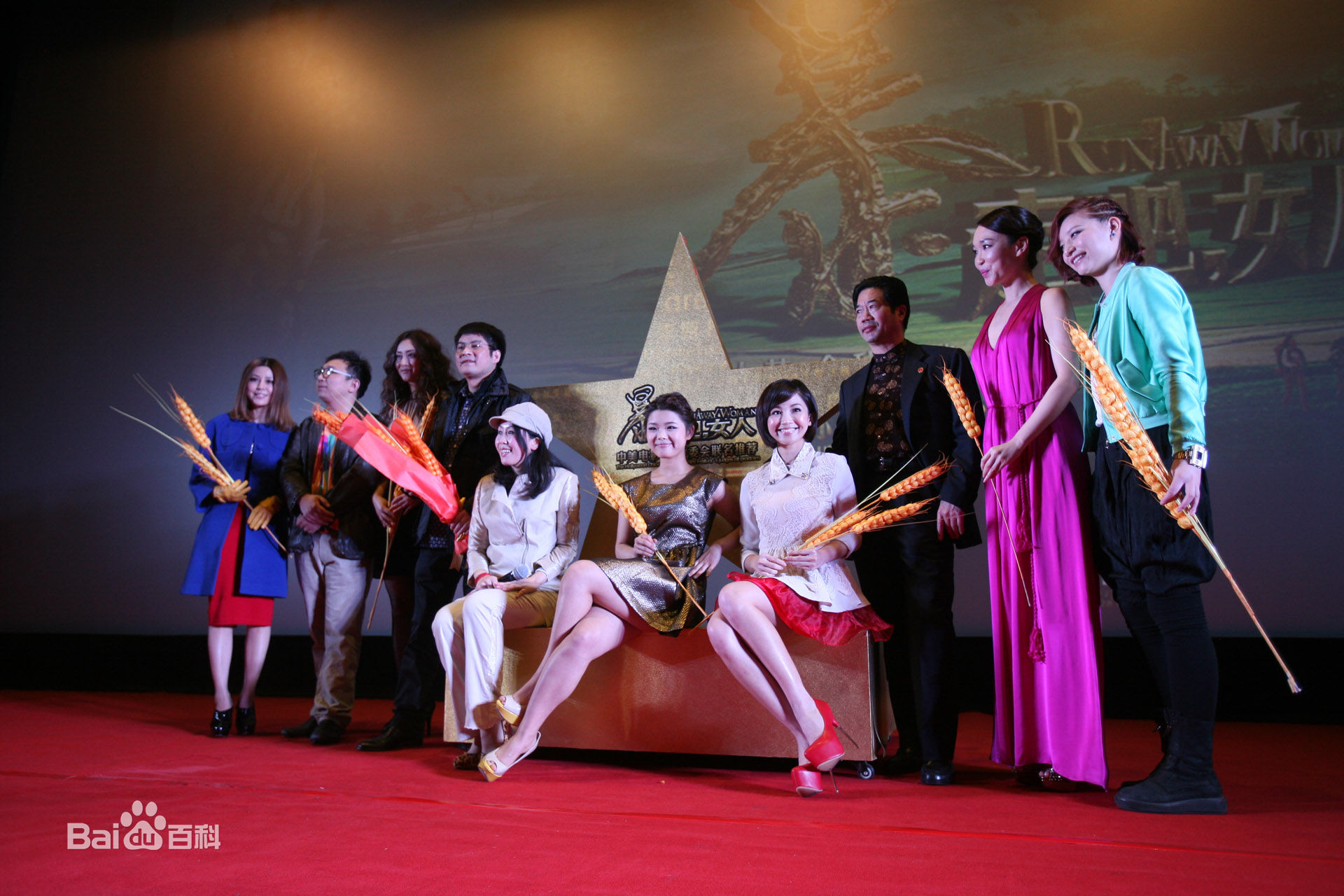 董董(Dora Dong) 获得户外传播金犀牛奖前后照片