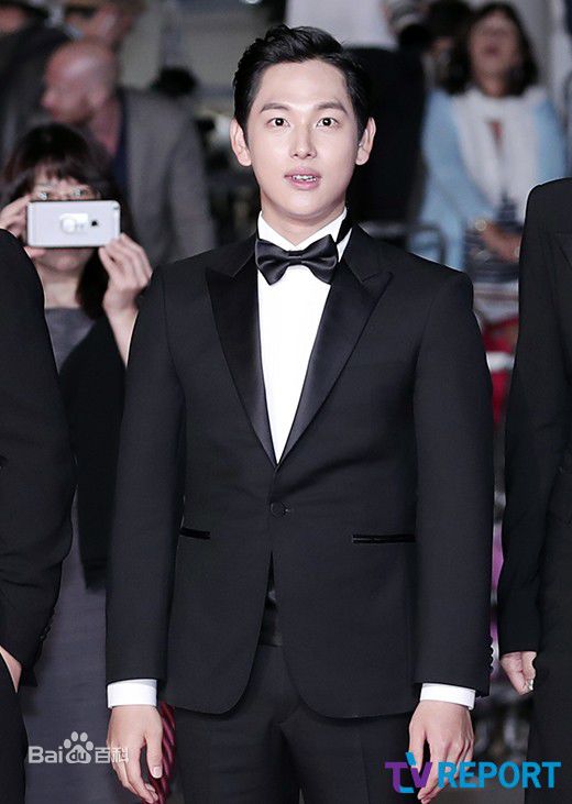 任时完(Yim Si Wan)戛纳红毯图素颜照壁纸