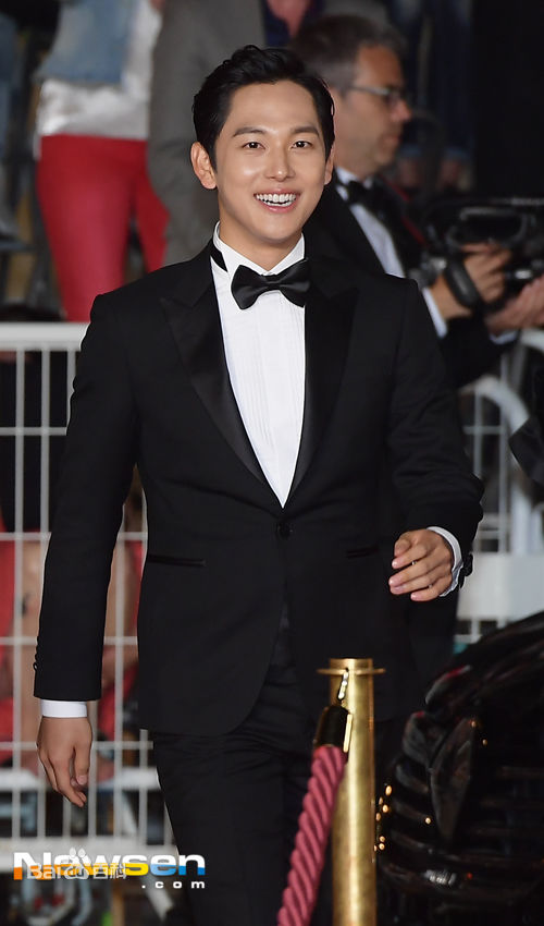 任时完(Yim Si Wan)戛纳红毯图素颜照壁纸