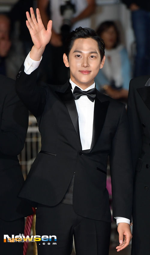 任时完(Yim Si Wan)戛纳红毯图素颜照壁纸