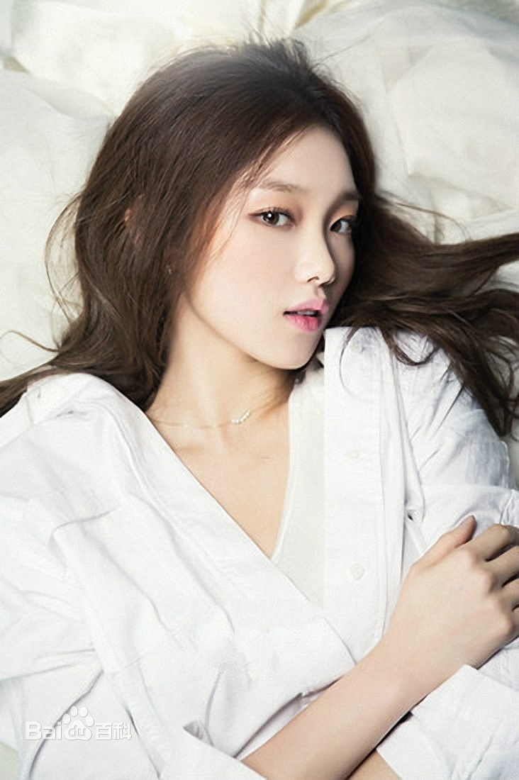 李聖經（朝鲜汉字）(；Lee Sung Kyung)李圣经前后照片