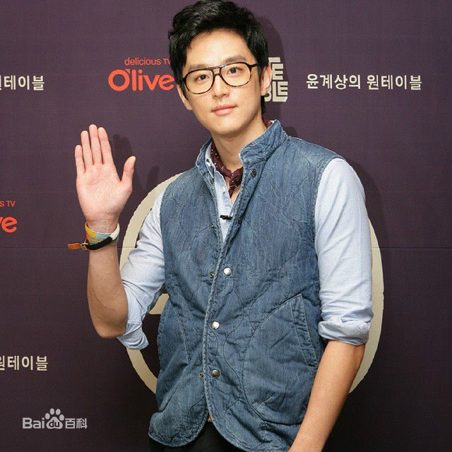 权律( KwonYul)-尹启相的one table壁纸壁纸