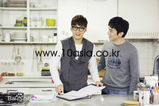 权律( KwonYul)-尹启相的one table壁纸壁纸