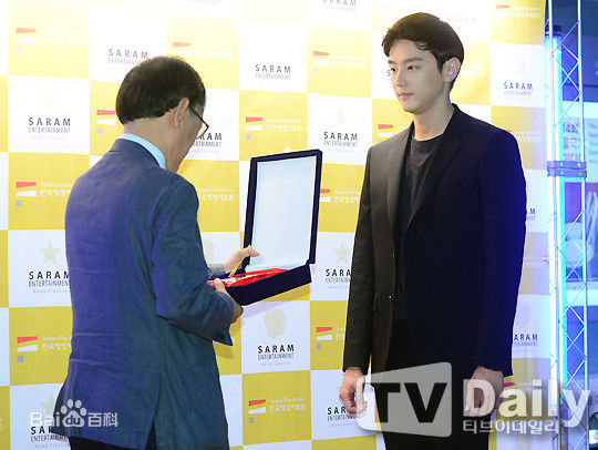 权律( KwonYul)活动图1前后照片