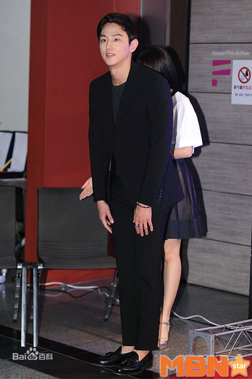 权律( KwonYul)活动图1前后照片