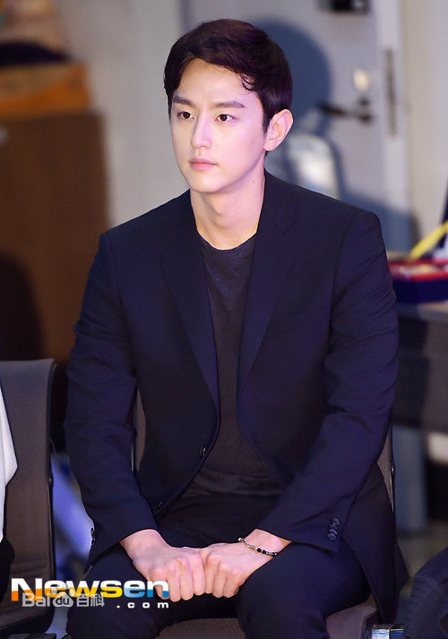 权律( KwonYul)活动图1前后照片