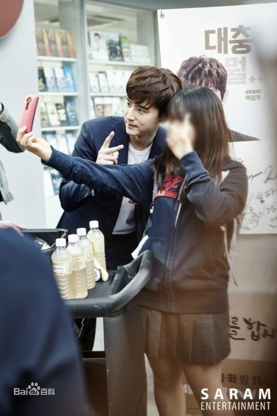 权律( KwonYul)幕后照壁纸壁纸