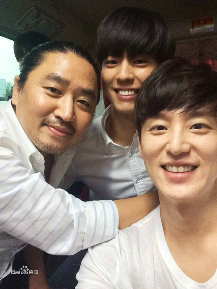 权律( KwonYul)幕后照壁纸壁纸