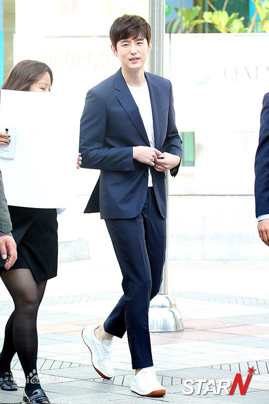 权律( KwonYul)幕后照壁纸壁纸