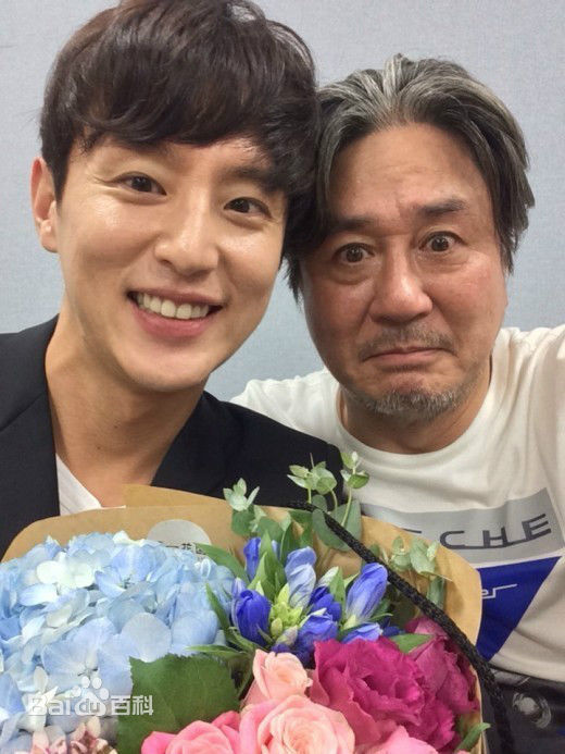 权律( KwonYul)幕后照壁纸壁纸