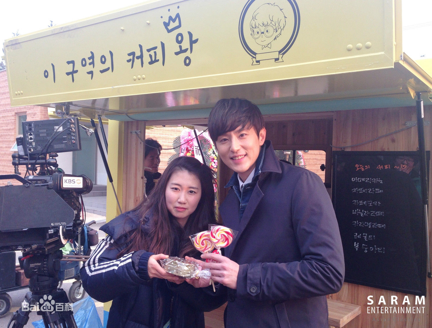 权律( KwonYul)幕后照壁纸壁纸