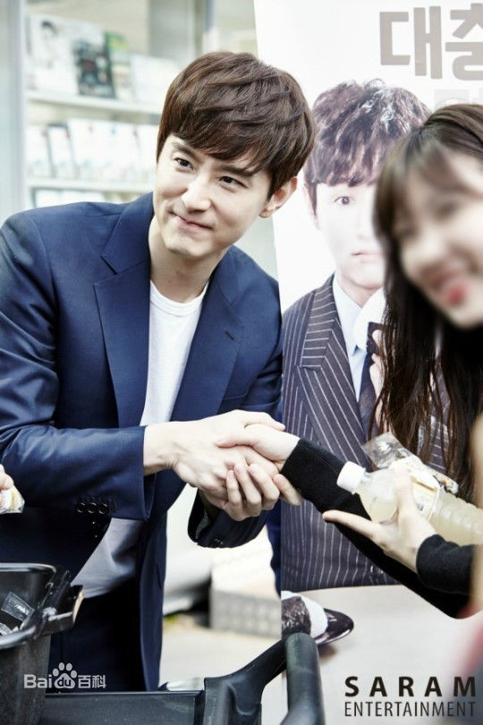 权律( KwonYul)幕后照壁纸壁纸