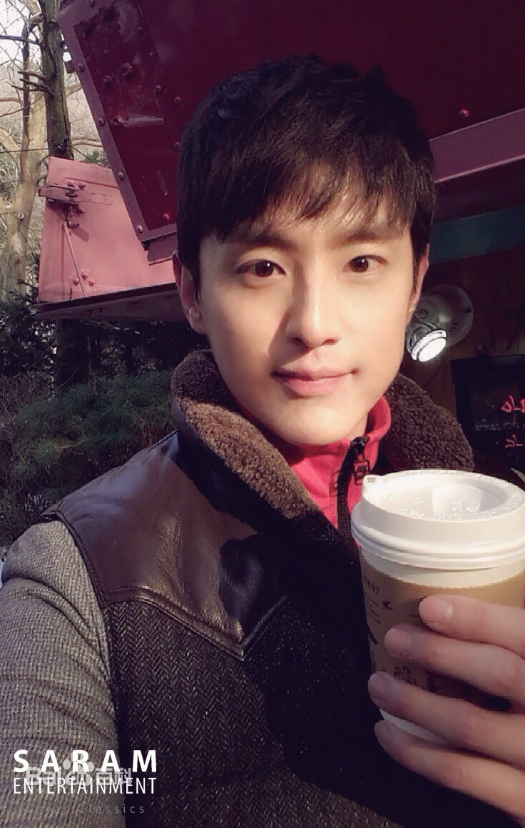 权律( KwonYul)幕后照壁纸壁纸