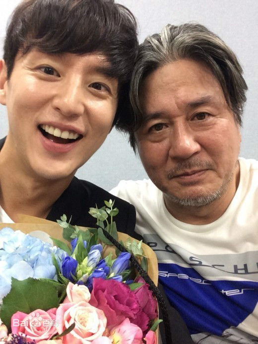 权律( KwonYul)幕后照壁纸壁纸