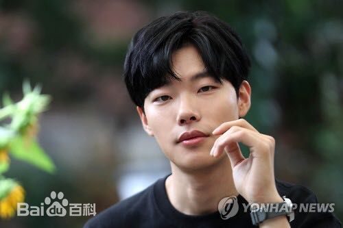 柳俊烈()采访图集图册