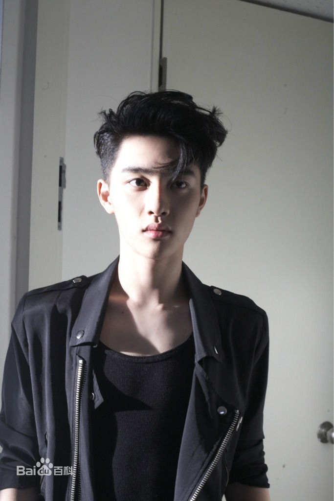 都敬秀(（韩文名）、Doh Kyungsoo、D.O.（官方艺名）、都暻秀（曾用名）、度庆洙（误译）)专辑内页扫图/官图素颜照相册