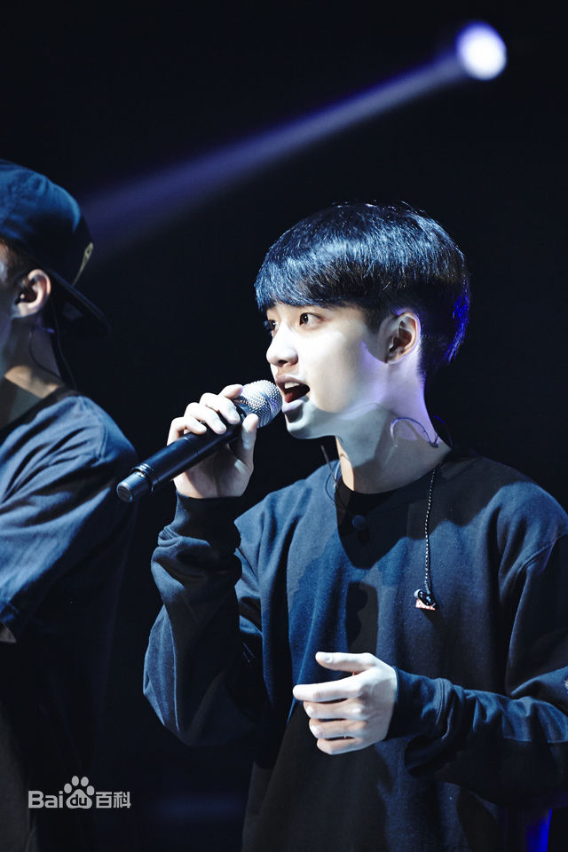 都敬秀(（韩文名）、Doh Kyungsoo、D.O.（官方艺名）、都暻秀（曾用名）、度庆洙（误译）)专辑内页扫图/官图素颜照相册