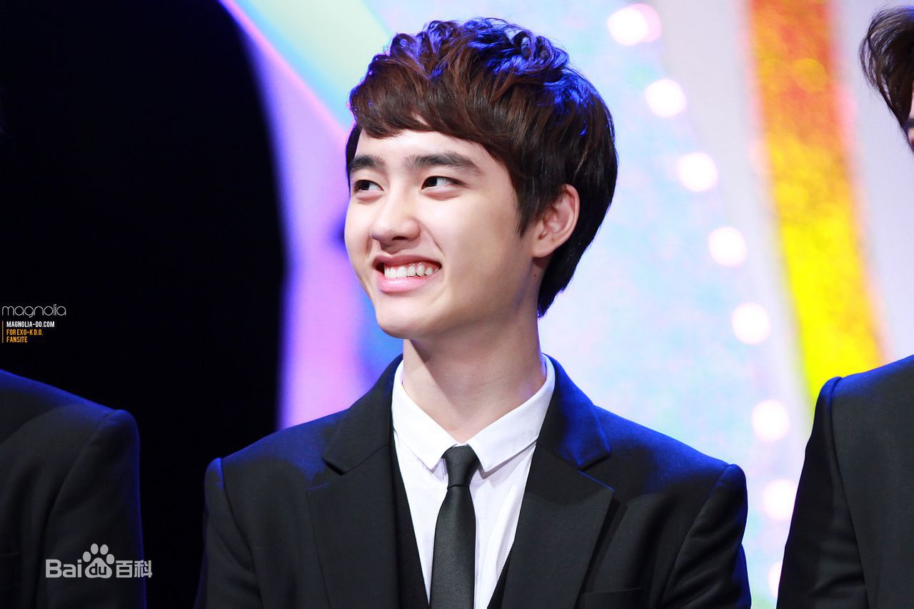 都敬秀(（韩文名）、Doh Kyungsoo、D.O.（官方艺名）、都暻秀（曾用名）、度庆洙（误译）)大眼睛与心形嘴是外形记忆点前后照片