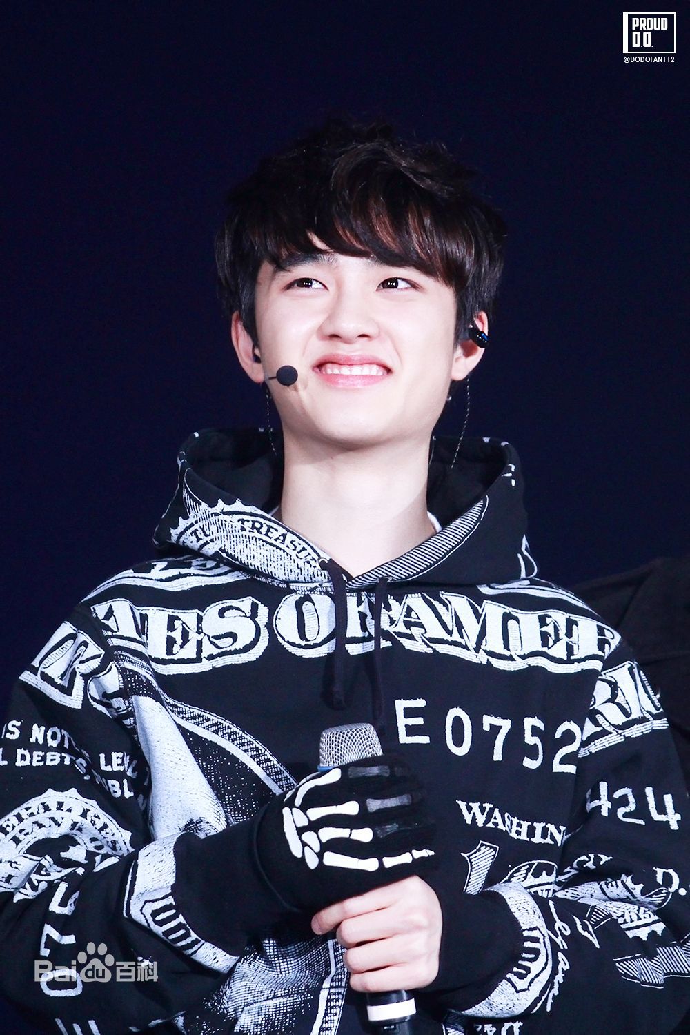 都敬秀(（韩文名）、Doh Kyungsoo、D.O.（官方艺名）、都暻秀（曾用名）、度庆洙（误译）)大眼睛与心形嘴是外形记忆点前后照片