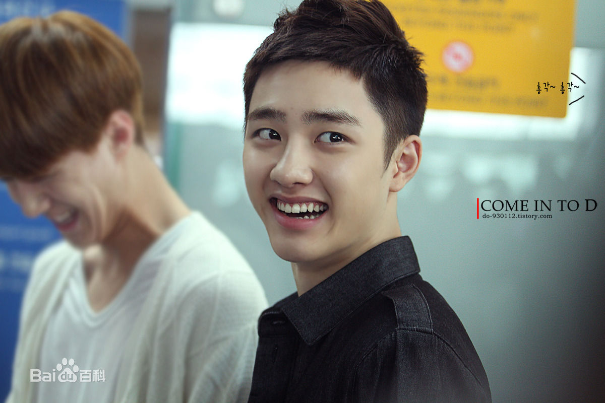 都敬秀(（韩文名）、Doh Kyungsoo、D.O.（官方艺名）、都暻秀（曾用名）、度庆洙（误译）)大眼睛与心形嘴是外形记忆点前后照片