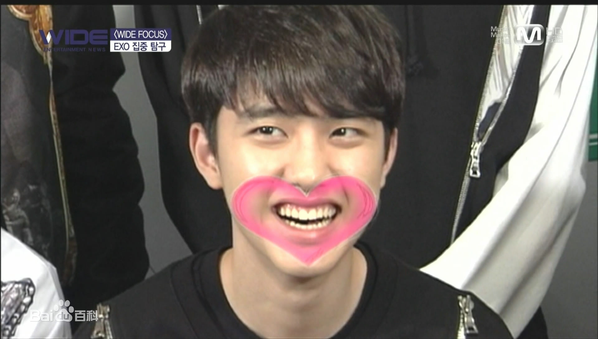 都敬秀(（韩文名）、Doh Kyungsoo、D.O.（官方艺名）、都暻秀（曾用名）、度庆洙（误译）)大眼睛与心形嘴是外形记忆点前后照片